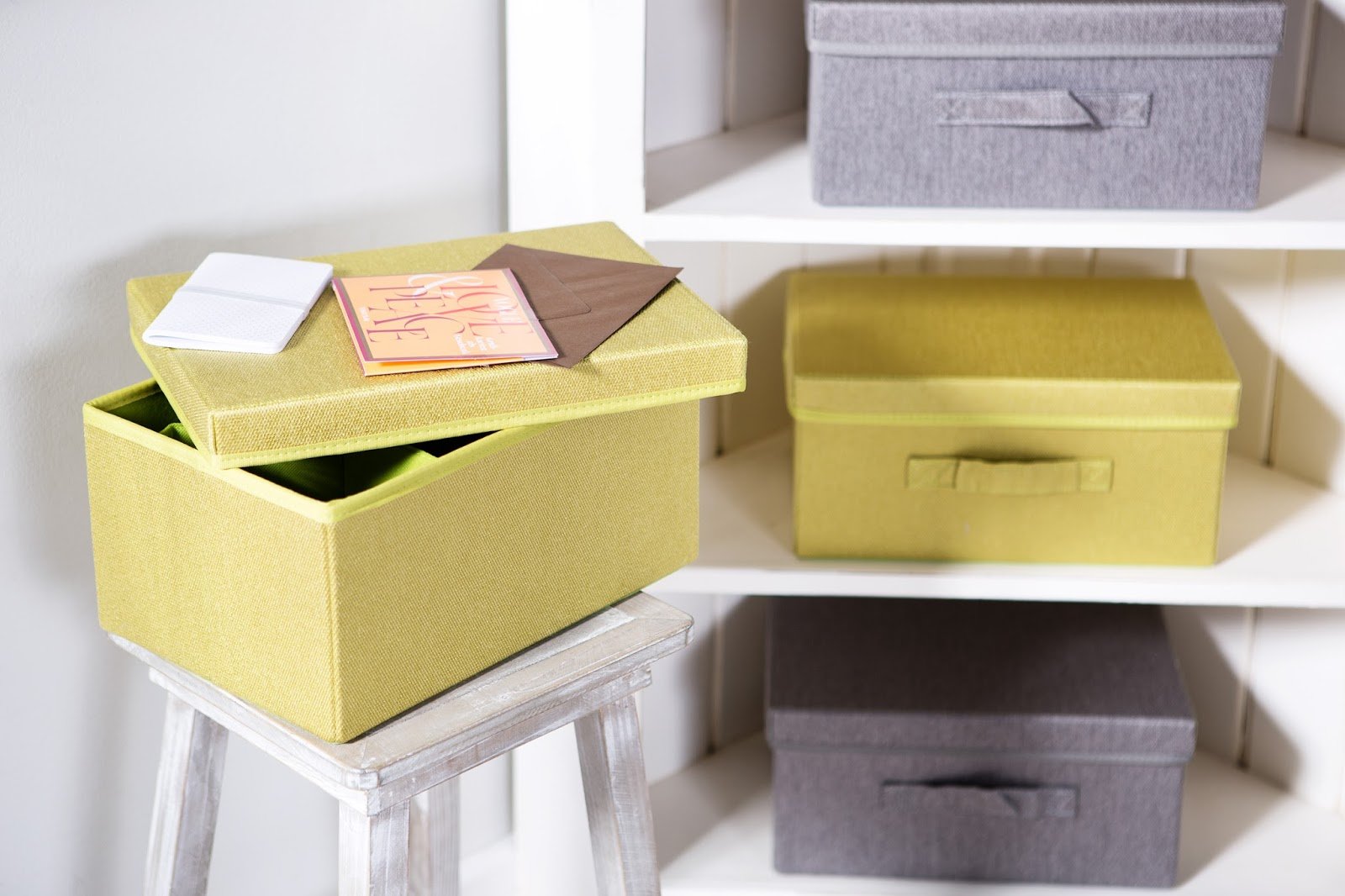 Сделать коробку для вещей. Декор коробки для хранения. Картонные коробки красивые для хранения. Коробки для хранения из картона. Декорирование коробок для хранения.