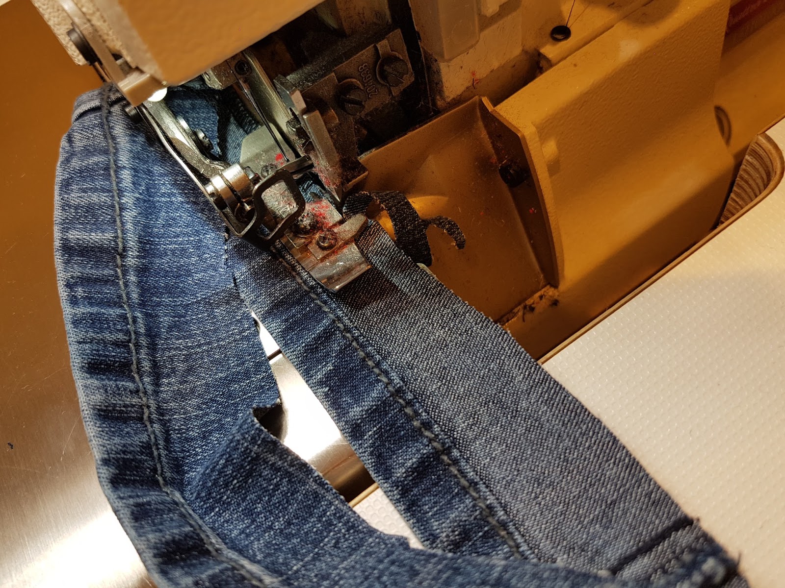 Как подшить джинсы на машинке швом