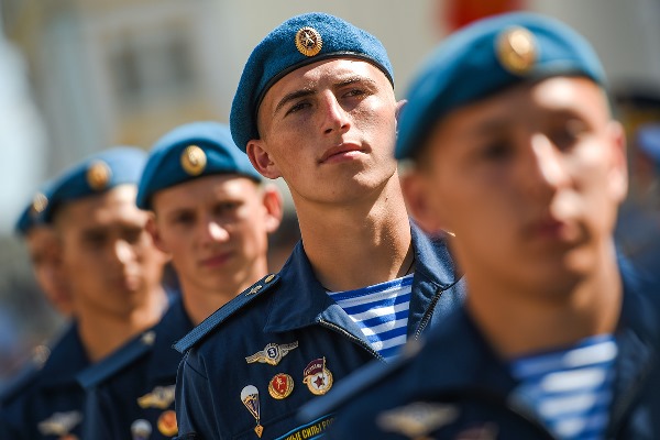 Солдат в берете на параде